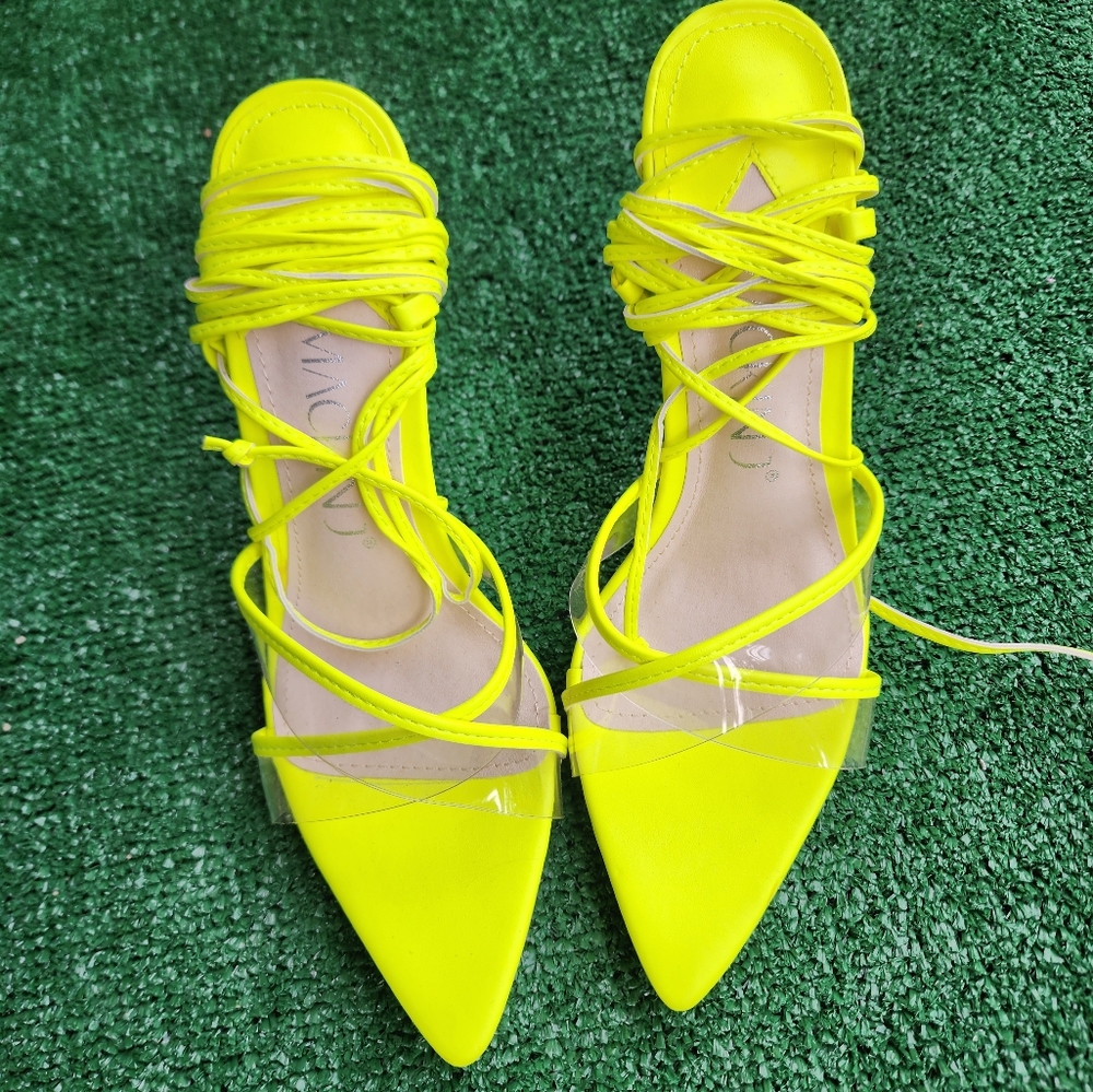 💛 Mackin J heels